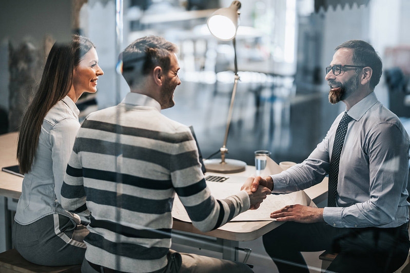 Strategic Human Resource Management Certificate for graduate students creates leaders who can artfully employ human resource skills and knowledge to drive the strategic mission of their organization. Image of teacher with two students.