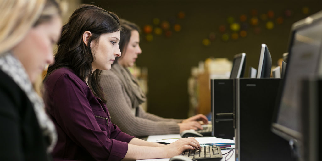 2 female students working on computers