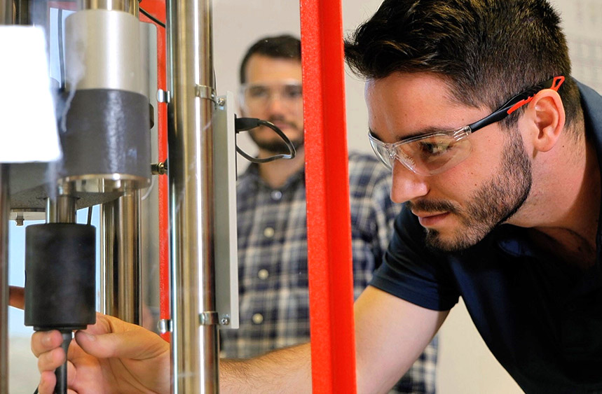 Mechanical Engineering Technology (MET) student