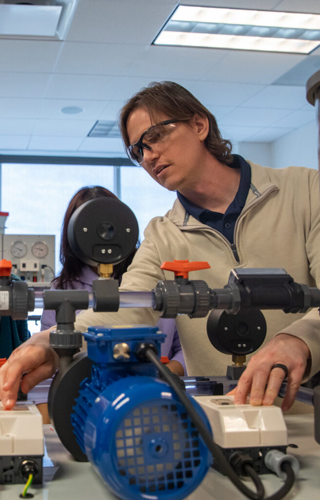 MET professor demonstrates equipment functionality to students.